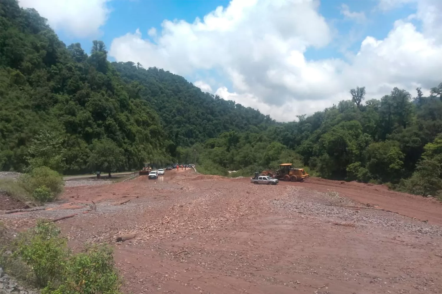 DURANTE EL DÍA. Los operarios de Vialidad dieron paso entre los kilómetros 31 y 36.