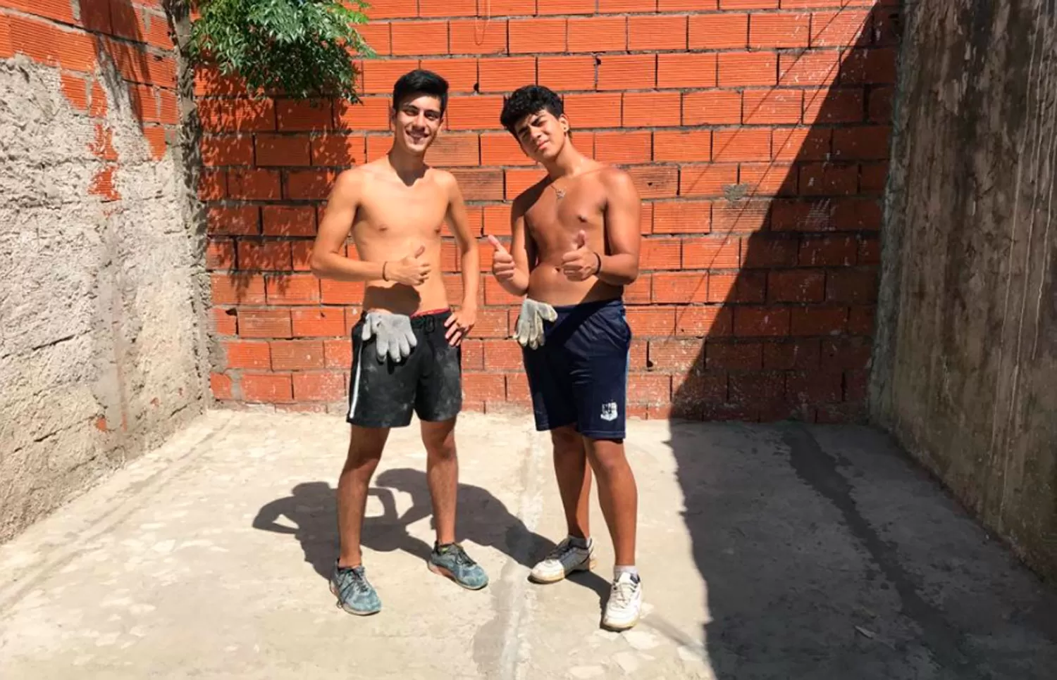 AMIGOS. Matías y Fernando en una de las obras solidarias que hacían. 