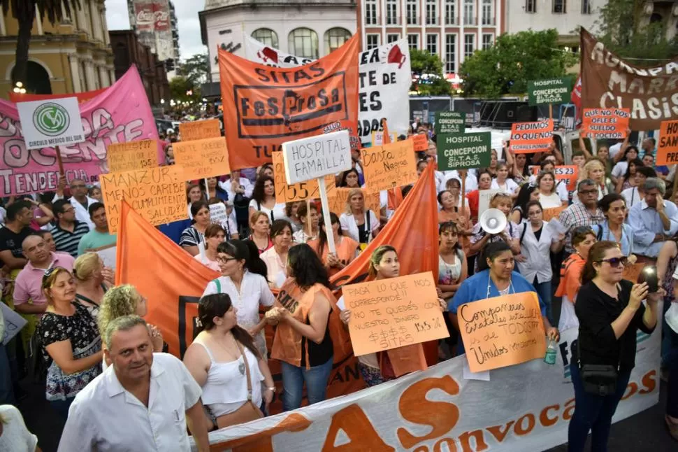 FRENTE A CASA DE GOBIERNO. El Sitas marchó a la plaza Independencia. la gaceta / foto de Inés Quinteros Orio