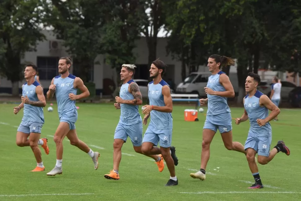 AHORA JUGAR. La pretemporada ya pasó y el plantel se dispone a retomar su camino en la Superliga. En la foto, Lotti, Melano, Erbes, Bravo, Gissi y Toledo corren durante el entrenamiento en Ojo de Agua. LA GACETA/FOTO DE DIEGO ARÁOZ