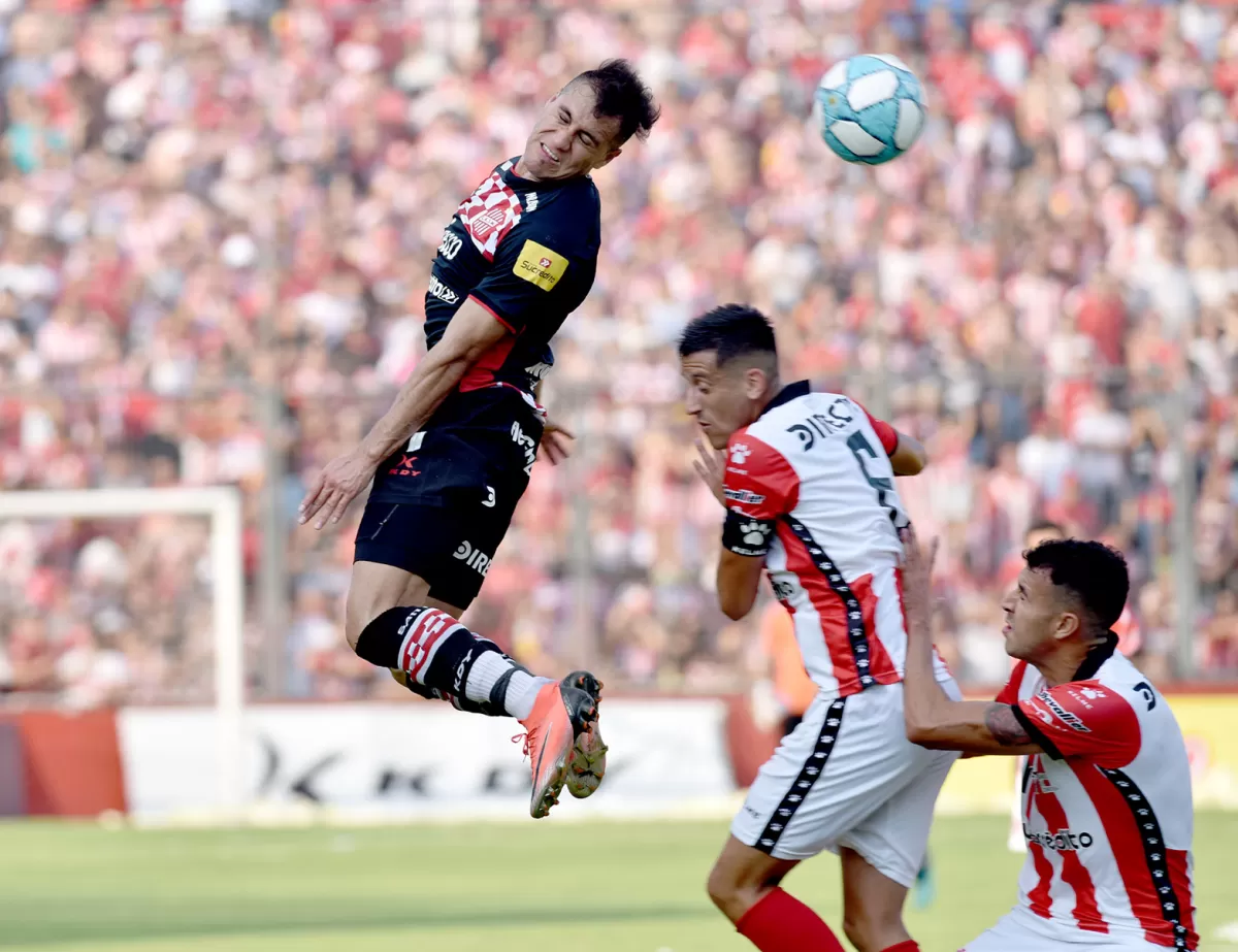 EN LAS ALTURAS. Gonzalo Rodríguez se anticipa a un defensor de Instituto. Fue el último partido del equipo en Tucumán. LA GACETA/FOTO DE FRANCO VERA (ARCHIVO)