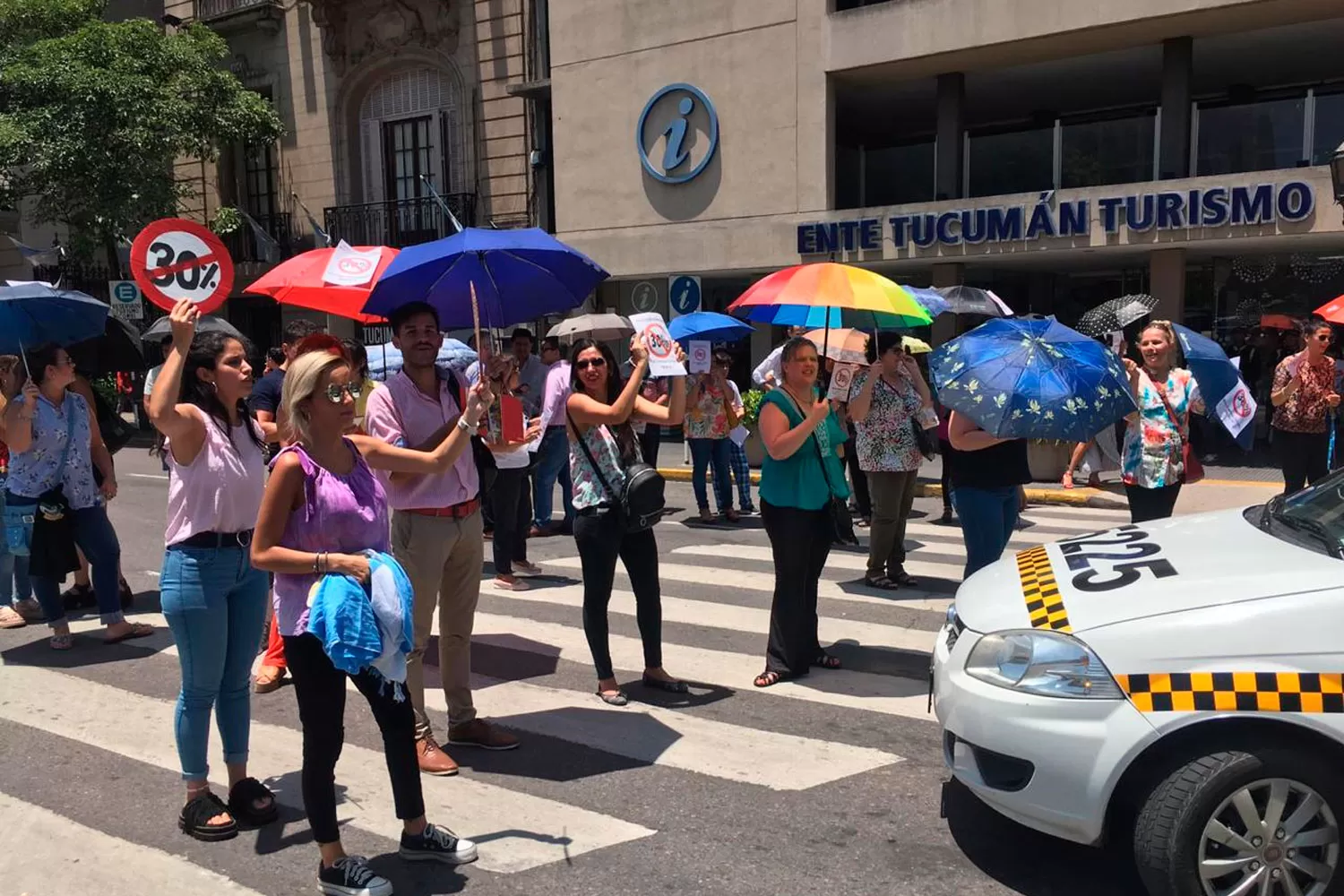 MARCHA TURISMO. Trabajadores de agencias reclamaron la baja de las ventas.