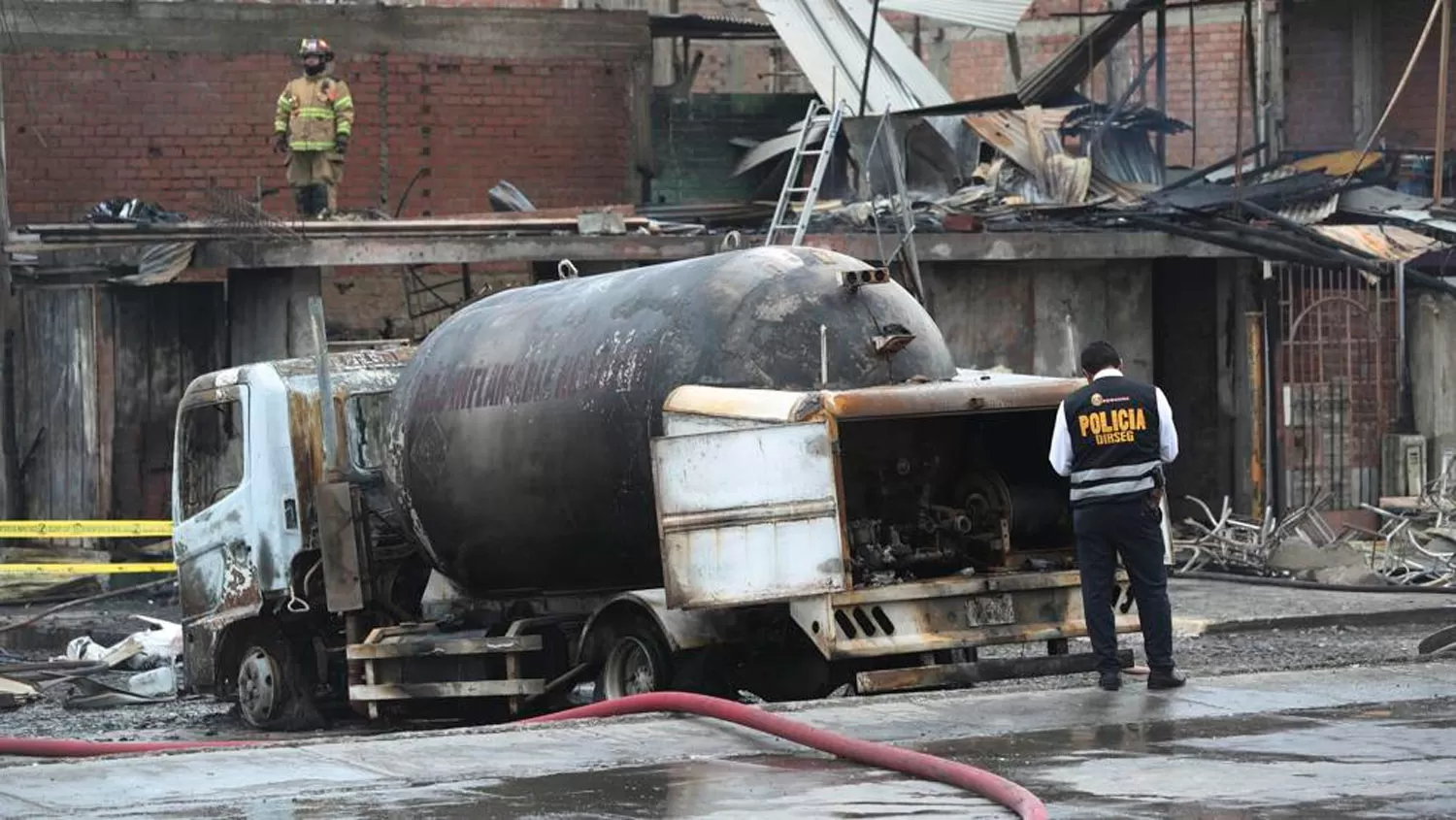 Aumentan a ocho los fallecidos por la explosión de un camión en Lima