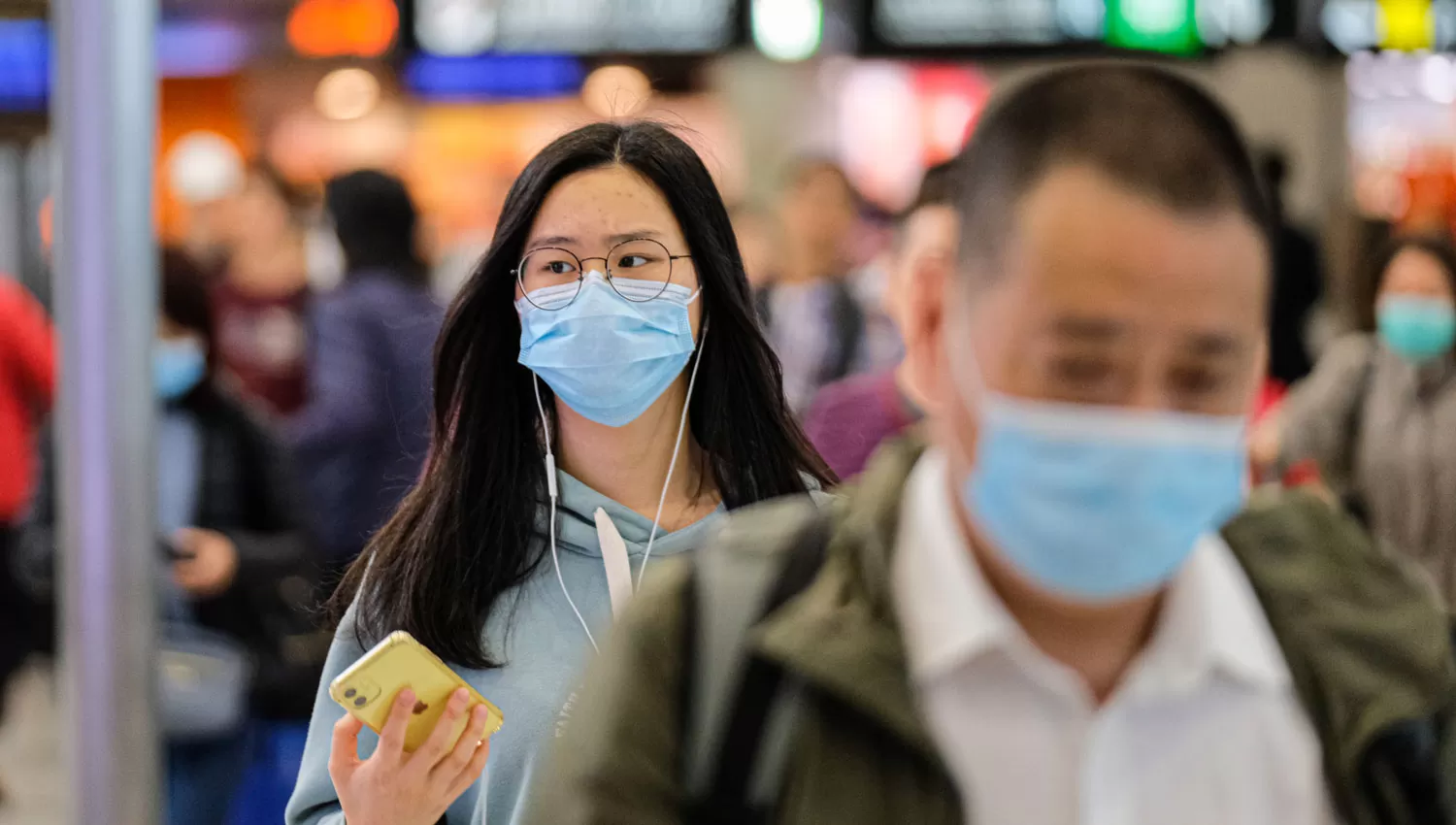 RECAUDOS. Las autoridades sanitarias chinas cerraron los accesos a la ciudad de Wuhan, donde se sospecha que inició el brote.