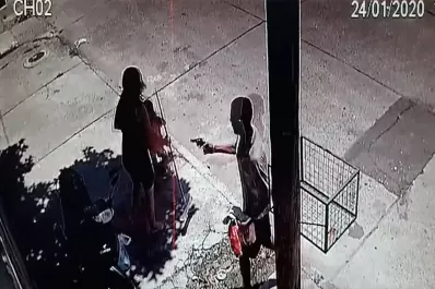 Videos: es la tercera vez que le roban la moto de la puerta de su casa