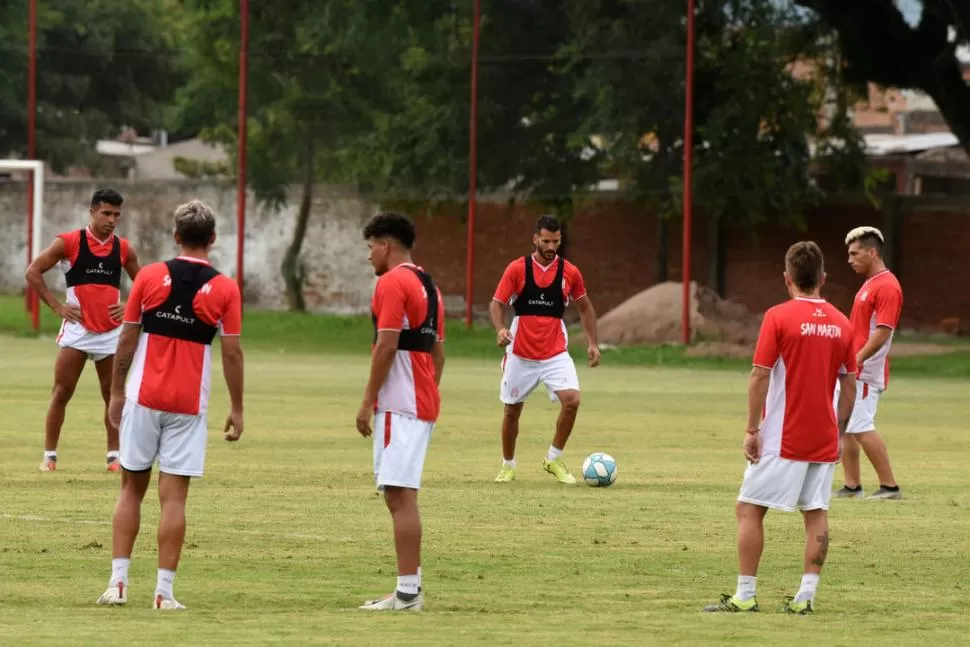 EL ÚLTIMO REFUERZO. Germán Voboril controla la pelota ante la atenta mirada de sus compañeros. El lateral, ex San Lorenzo, llegó para reforzar el carril izquierdo. la gaceta / foto de DIEGO ARAOZ