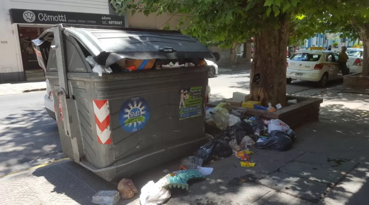 Contenedor de basura desbordado