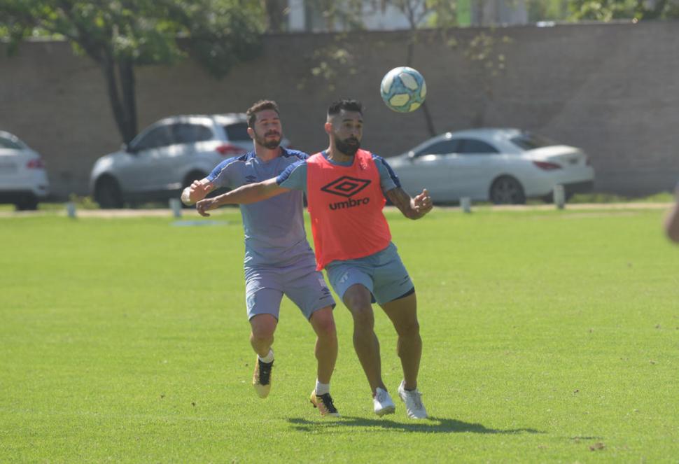 FIGURAS. En el equipo Senior de San Lorenzo, junto a Gorosito y “Beto” Acosta. la gaceta / foto de archivo