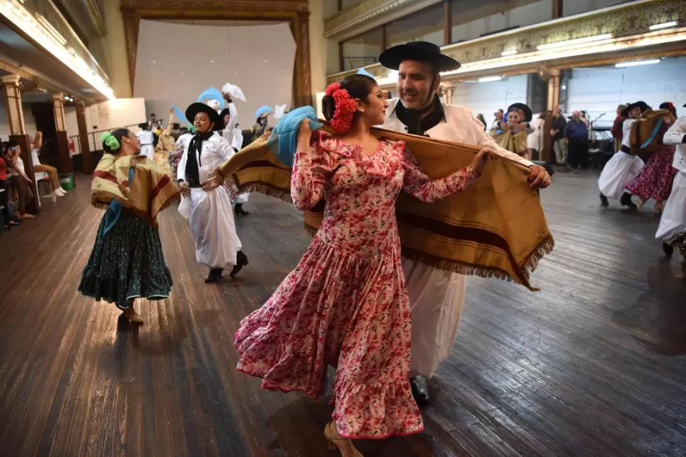 MOVIMIENTOS PRECISOS. Habrá 18 parejas de bailarines en el escenario. 