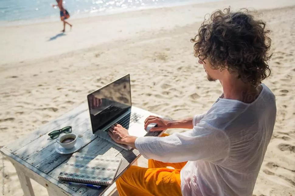 NUEVO PARADIGMA. A partir de la omnipresencia de la tecnología, el trabajo ya no está en la oficina sino donde uno vaya, advierte una especialista.  