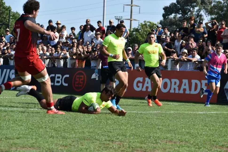 ZAMBULLIDA. El concepcionense Matías Orlando anota uno de los tries con los que Jaguares goleó a Georgia en su último amistoso previo a su debut en el Súper Rugby. villarpress