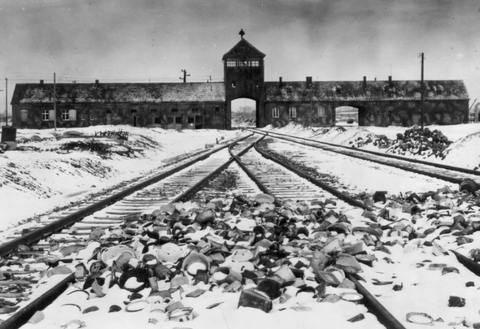 AUSCHWITZ. Las vías que llevaban al campo de exterminio, un símbolo del horror.