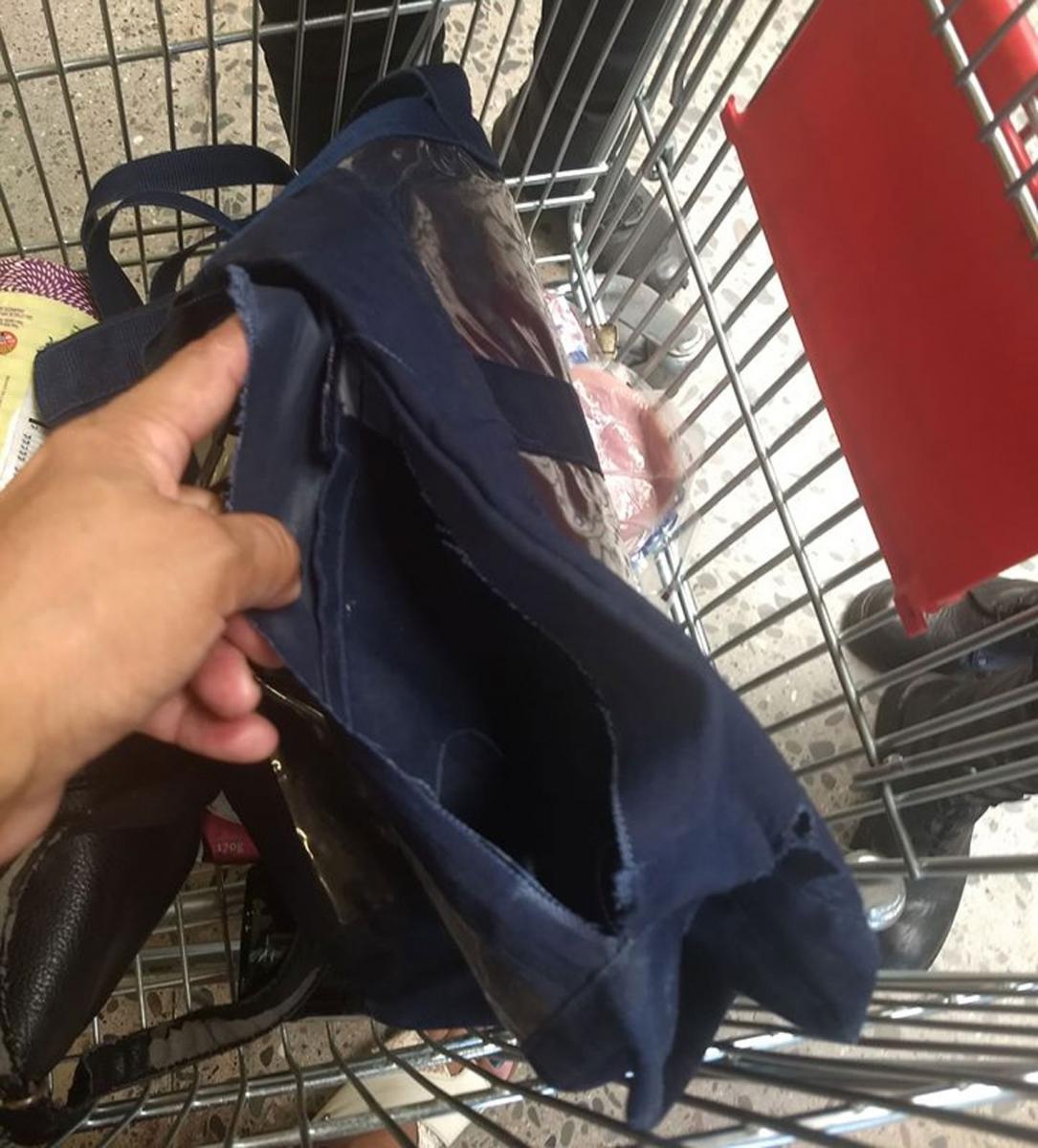 LA BOLSA ROTA. Dejaron la bolsa donde la mujer había guardado su cartera.