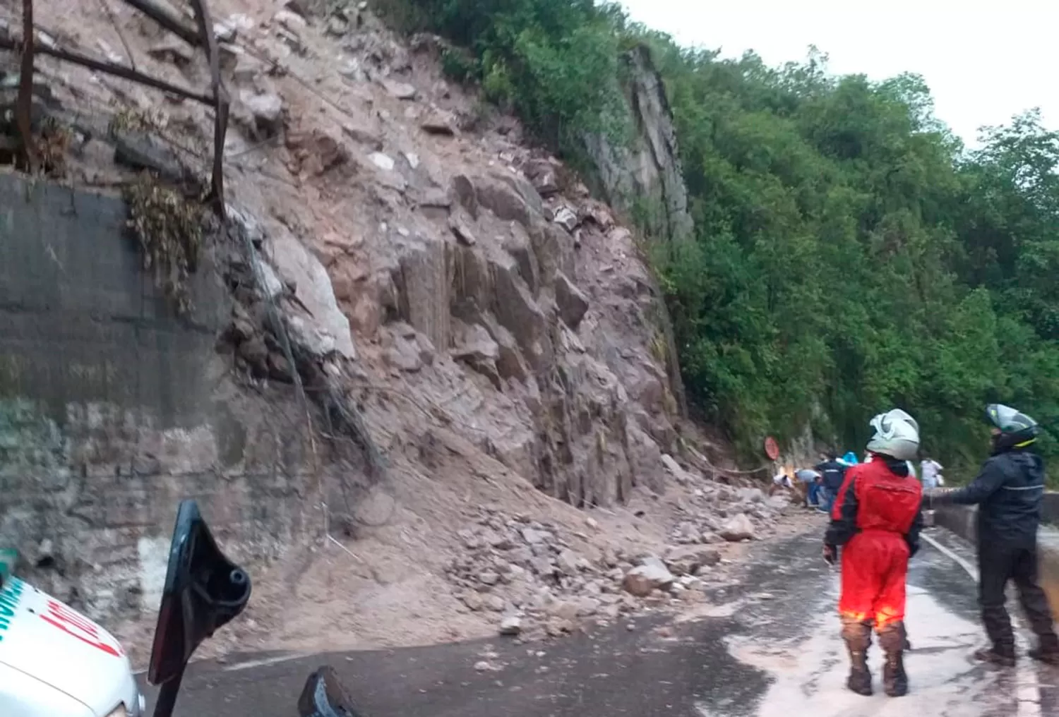 PASO CORTADO. Efectivos del 107 custodiaban ayer la zona del tramo cortado de la ruta 307. 
