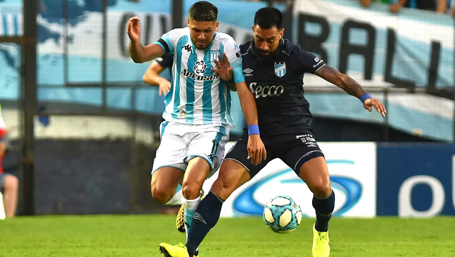 EN EL MEDIO. Ariel Rojas disputa la pelota con David Barbona, el ex jugador de Atlético que llegó el año pasado a Racing. TÉLAM