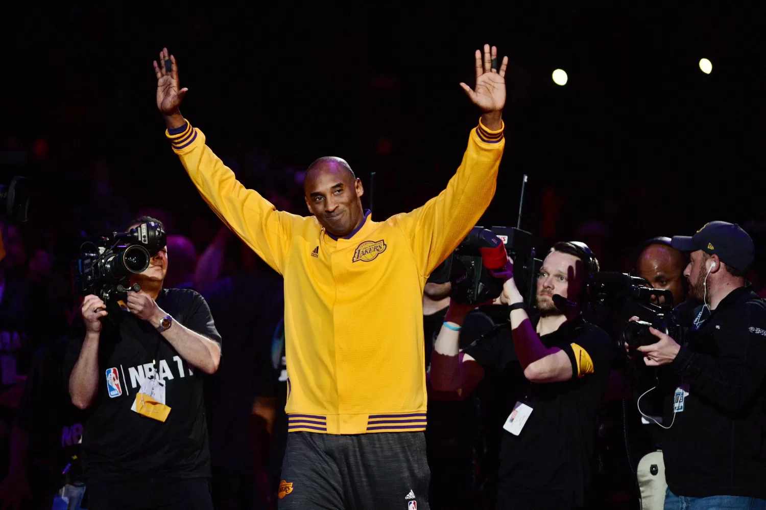 Kobe saluda a la multitud durante un evento en 2016