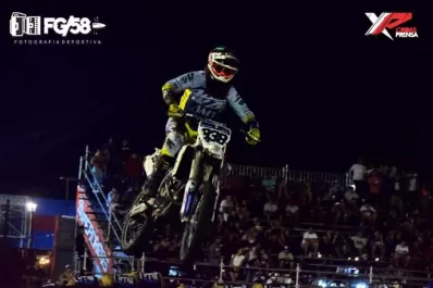 En la noche saltó al podio