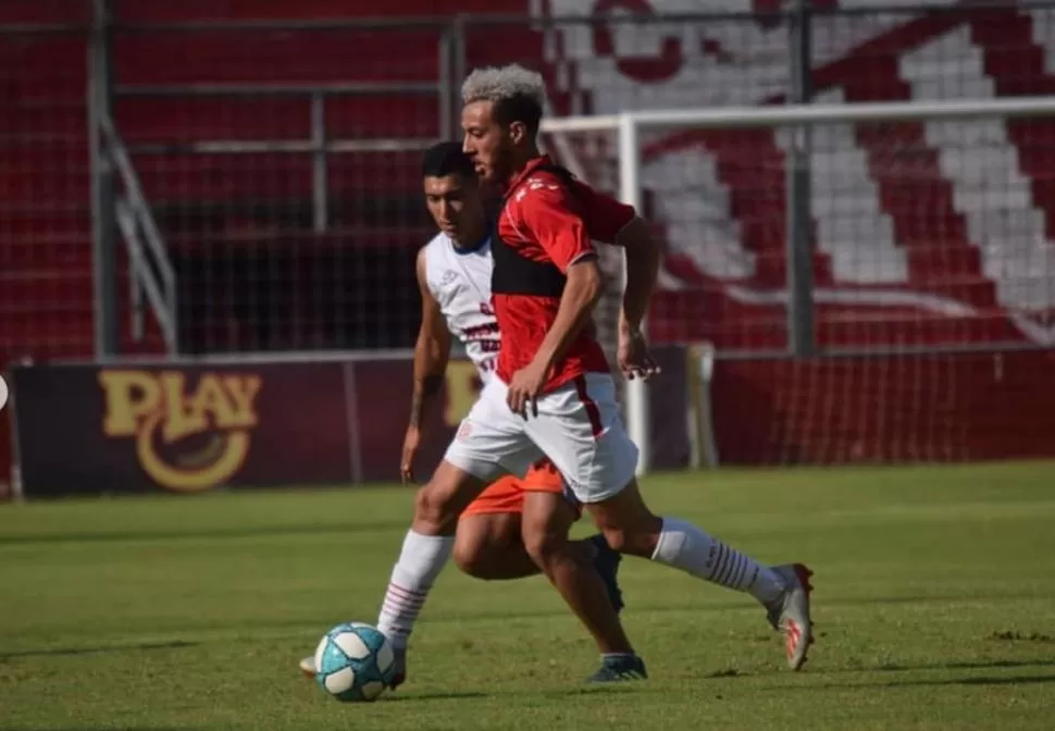 BUEN NIVEL. Claudio Mosca es presionado por un defensor de Llorens. El mediocampista mostró buen fútbol en el amistoso PRENSA C.A.S.M.