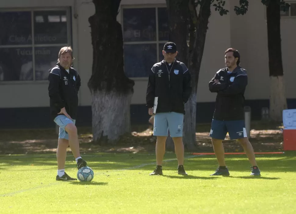 DIRECTOR Y ASISTENTE. Zielinski y Depaoli, durante el entrenamiento. Entre ambos llevan a cabo la producción del video. la gaceta / foto de franco vera (archivo)