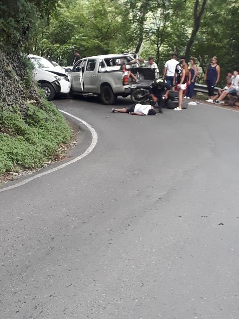 ACCIDENTE. Una de las camionetas llevaba una moto en la caja.