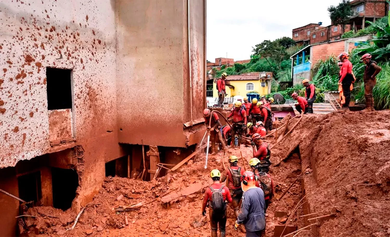 MINAS GERAIS. Bomberos intentan rescatar a las personas atrapadas bajo el barro.