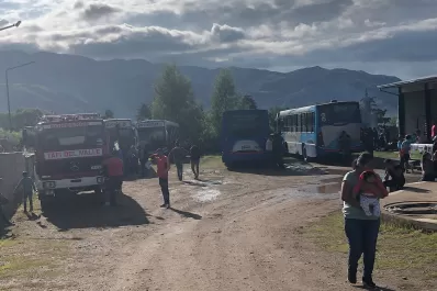 Corte en la ruta 307: durmieron con los bomberos y conocieron la hospitalidad de Tafí del Valle