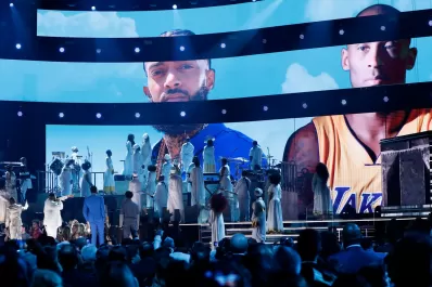 Entre música y lágrimas, los famosos despidieron a Kobe Bryant en los Grammys