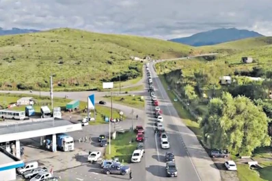 Largas colas en la mañana durante los cortes intermitentes en Tafí