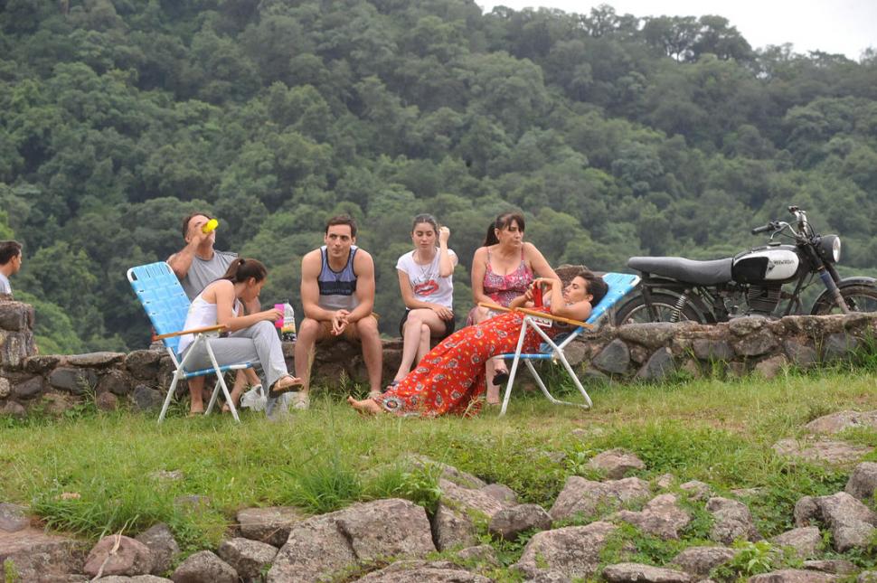 COMODIDAD. Los tucumanos llevan reposeras o mantas para recostarse sobre el pasto y escuchar música.