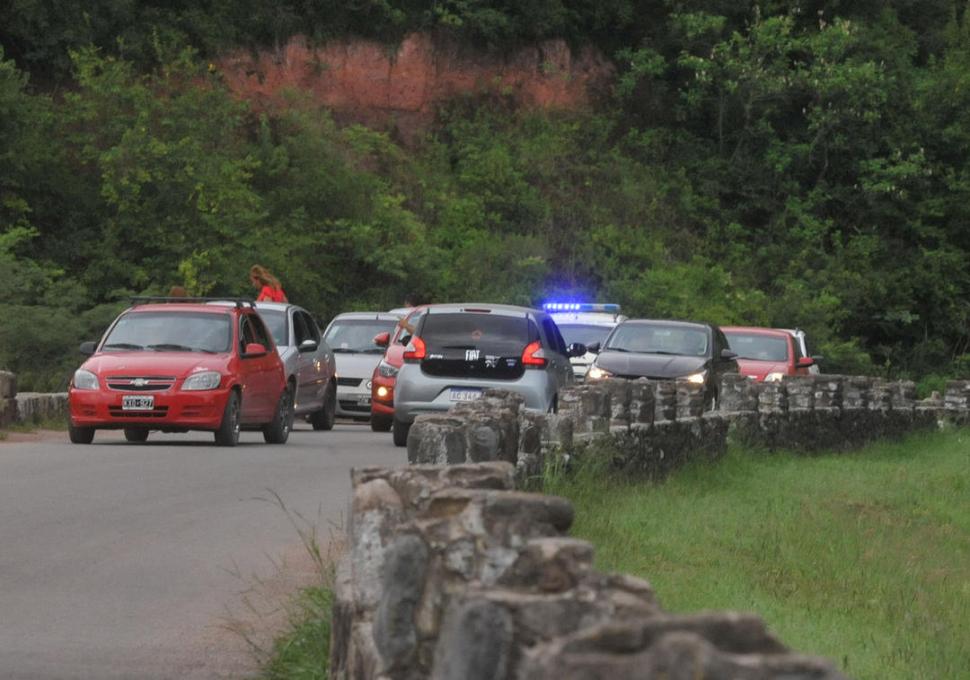 TRÁFICO. Hubo controles policiales y, pasadas las 17, algunos embotellamientos en la entrada del dique.