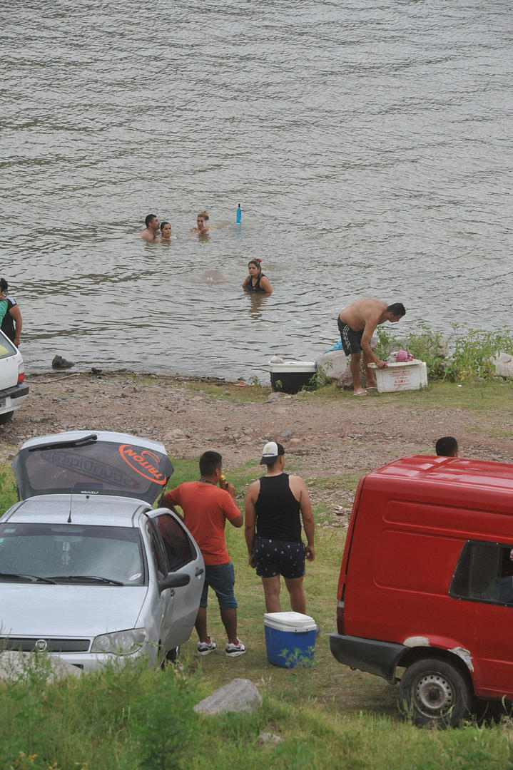 BEBIDAS. Cada vez, los visitantes llevan más conservadoras y alcohol.