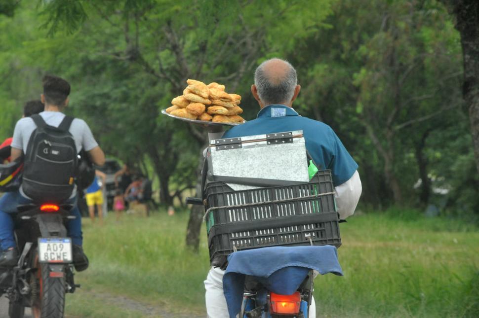 PARA EL MATE. Se venden pastafrolas, empanadillas y panificados.