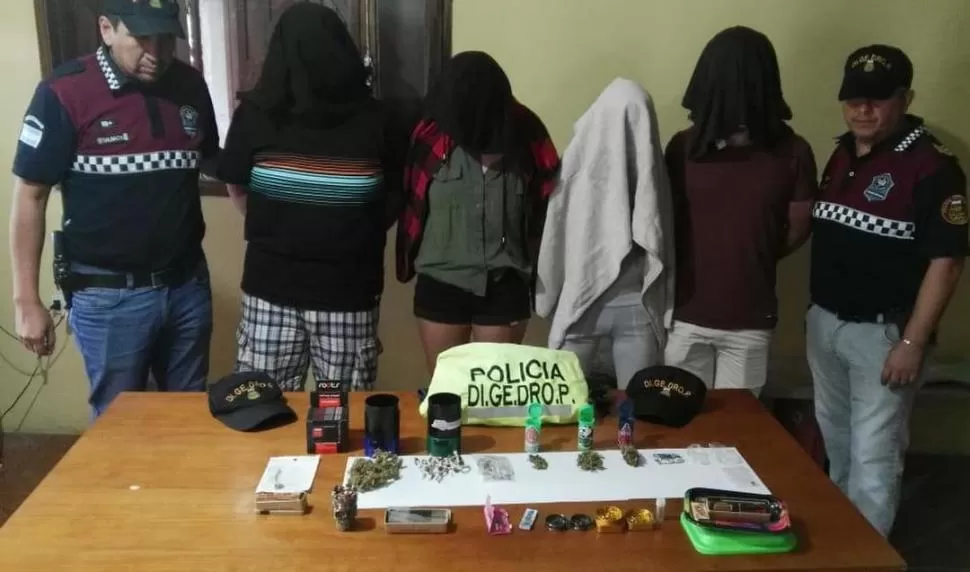 EN LA COMISARÍA. Los jóvenes llevaban hongos, LSD, pastillas y marihuana  