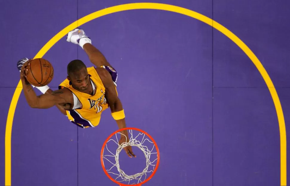 CONMOCIÓN. Aficionados se congregaron en el Staples Center para llorar a Kobe. reuters