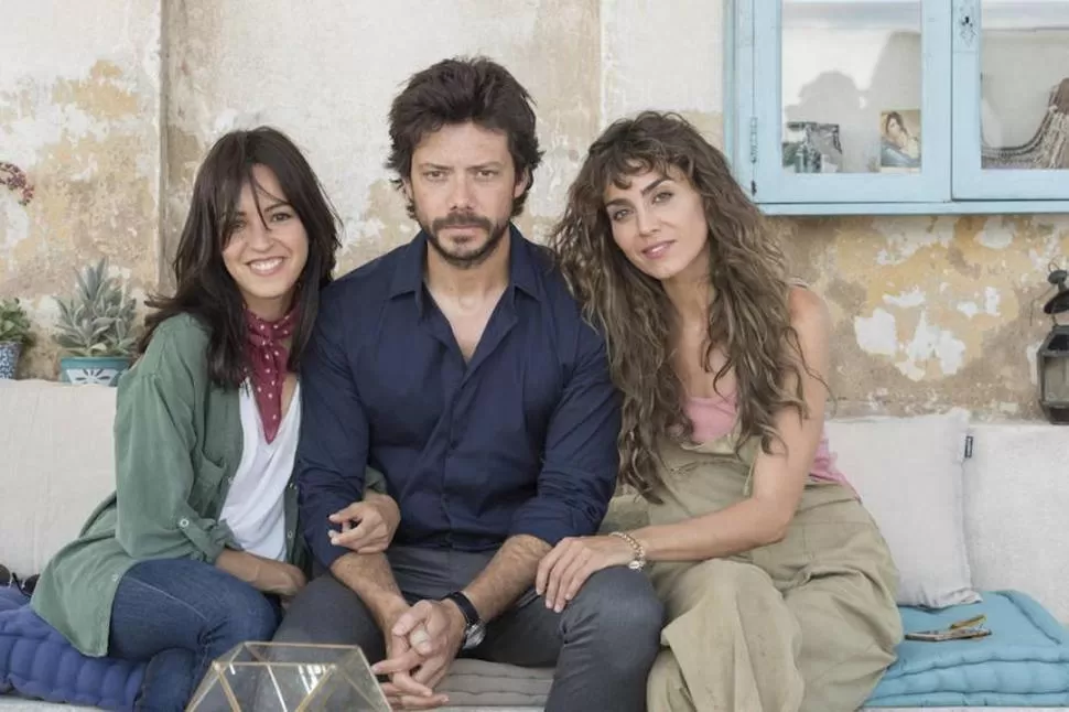 EN PERSONAJE. Álvaro Morte indeciso entre Verónica Sánchez e Irene Arcos. netflix 