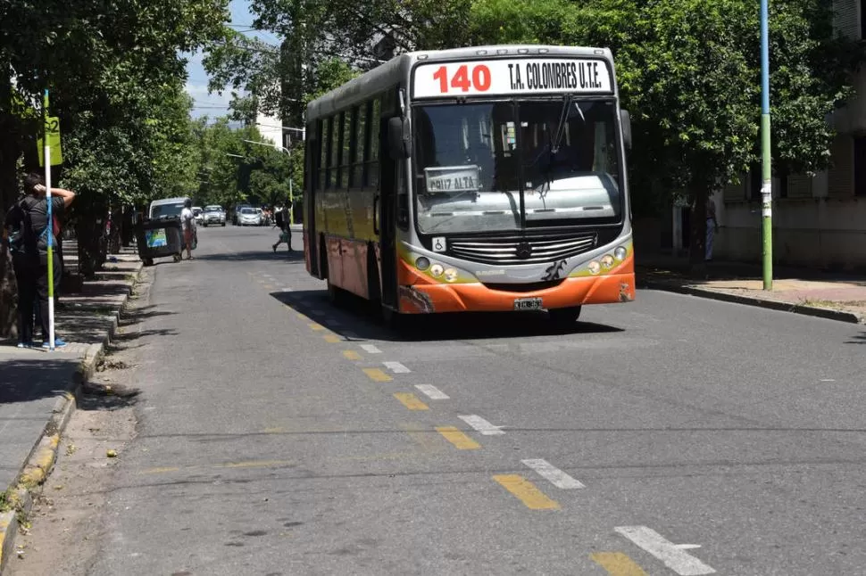 REALIDAD. En General Paz al 1.000 todavía se distingue una línea punteada que demarca el carril exclusivo. la gaceta / foto de Inés Quinteros Orio