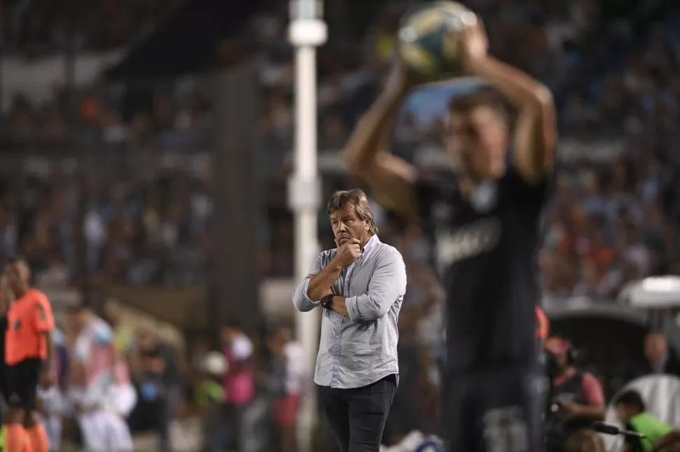 CONCENTRADO. Zielinski observa a sus jugadores mientras Risso Patrón hace el lateral, durante el primer tiempo. El entrenador pierde a Bianchi pero gana a Guillermo Ortiz y Matías Alustiza. foto de matías nápoli escalero (especial para la gaceta)