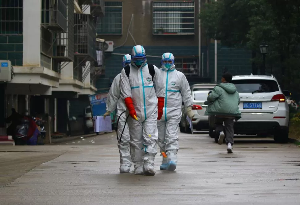 Trabajadores de salud realizan controles en las calles / REUTERS.