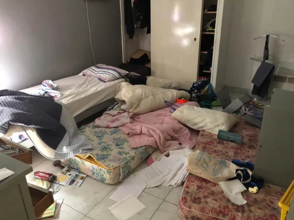 DESTROZOS. Los escruchantes hicieron un gran desorden dentro de la vivienda, pero no violentaron la puerta.  