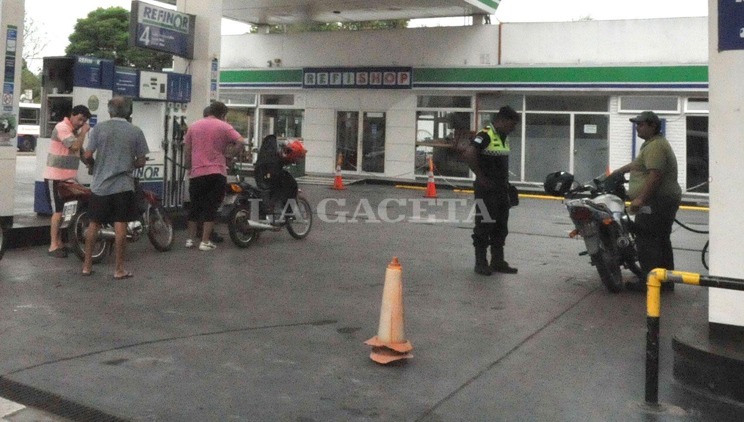 PROTECCIÓN. Un agente se refugió en una estación de servicio cercana.