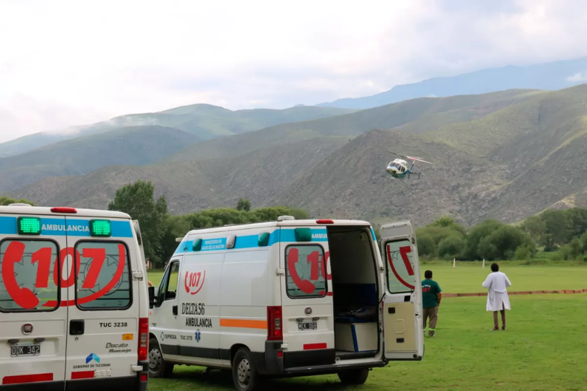 RESCATE. El servicio del 107 espera al helicóptero, que está por aterrizas. LA GACETA / FOTOS DE IRENE BENITO