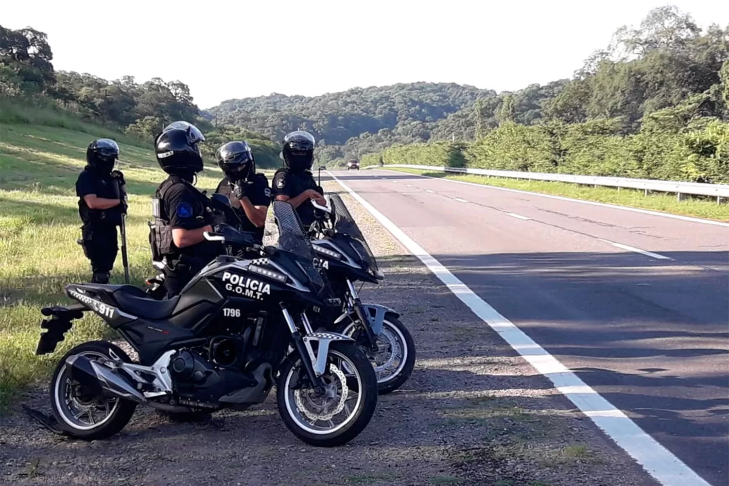 DESPLIEGUE POLICIAL. Los efectivos aguardan la llegada de Marcovich en la ruta 9.