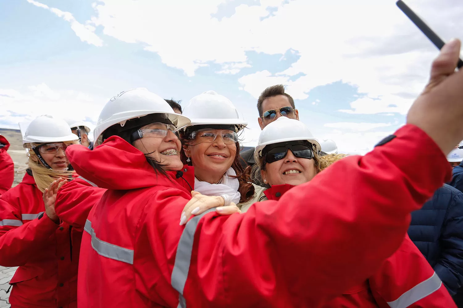 SELFIE. Cristina pasa con operarios de una de las represas ubicadas sobre el río Santa Cruz. TÉLAM