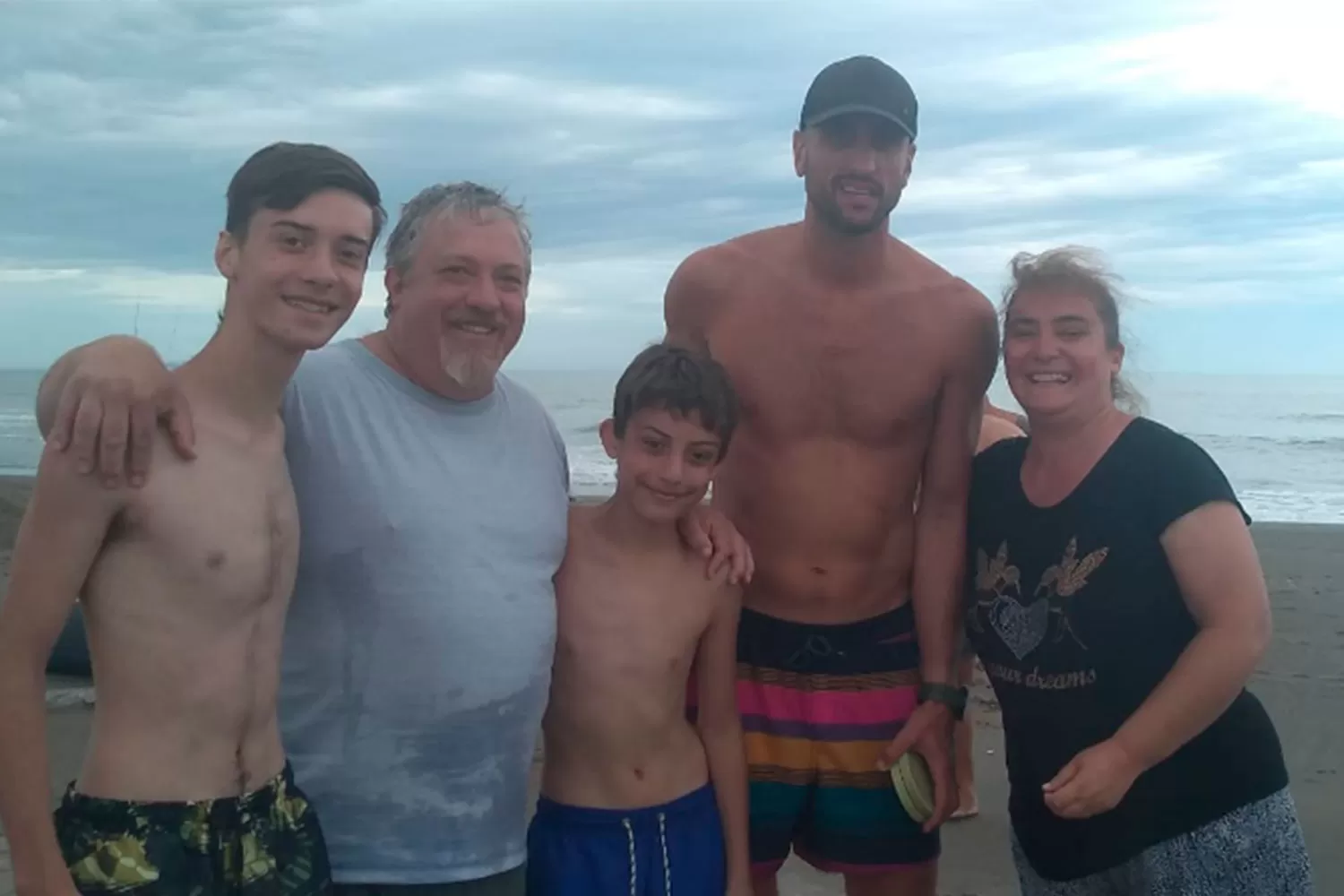 SUEÑO CUMPLIDO. La familia Andrade lleva el basket en la sangre y conocieron a su ídolo.