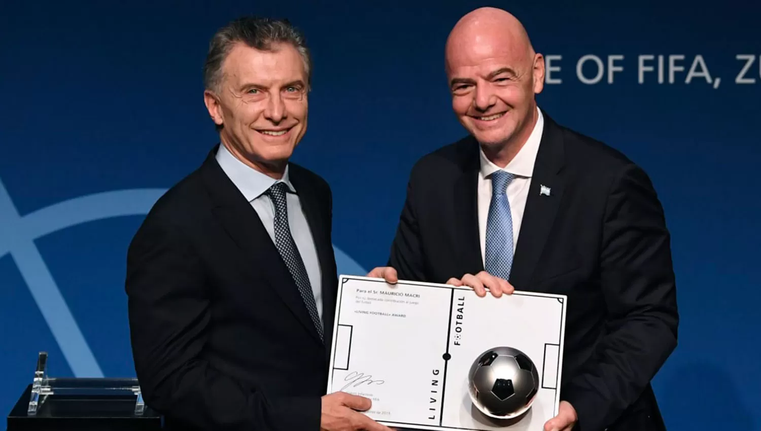 Macri junto a Infantino. FOTO TOMADA DE FIFA.COM