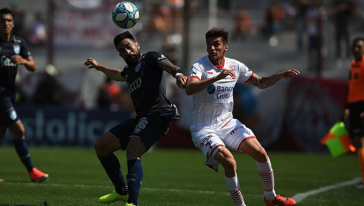 PUNTO DE QUIEBRE. El partido ante Huracán marcó un antes y un después para Atlético. LUCHA. Rojas trata de cuidar la pelota, ante la presión de un rival. IGNACIO IZAGUIRRE / ESPECIAL PARA LA GACETA