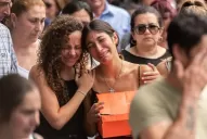 La novia de Fernando Báez se pasa los días pegando carteles que piden justicia