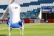 Subastan el sillón que usa Maradona para dirigir Gimnasia