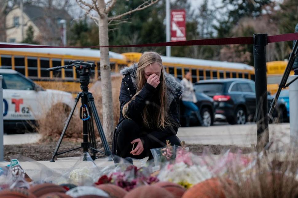 TRISTE. Una fanática llora en el “Bryant Gymnasium” de una escuela de Filadelfia. 