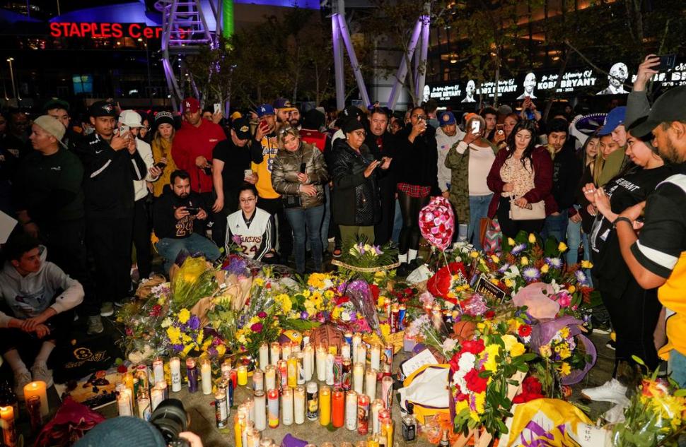 TRIBUTO. En Los Ángeles, cerca del Staples Center, hubo ofrendas para el ídolo.